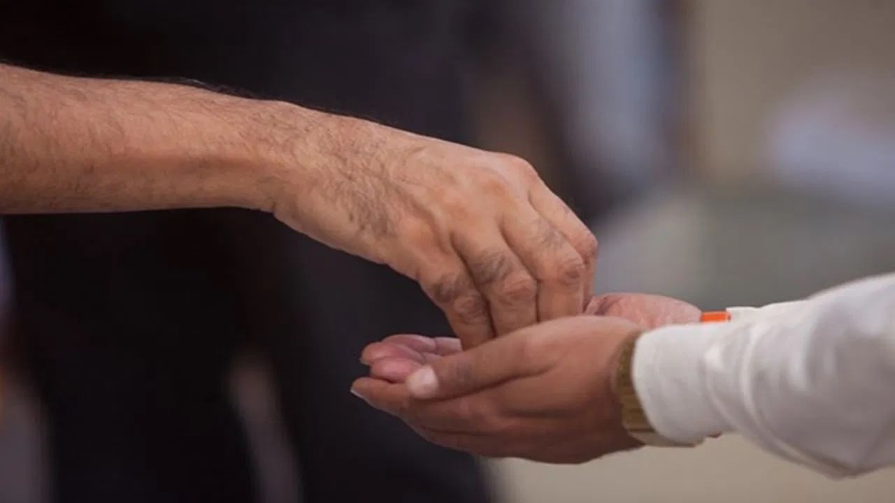 हिंदू धर्मात उजव्या हाताला शुभ मानले जाते. पूजा करणे, देवाला अन्न अर्पण करणे, दिवा लावणे किंवा आरती करणे यासारखी सर्व चांगली कामे उजव्या हाताने केली जातात. उजव्या हाताने काम केल्याने चांगले परिणाम मिळतात असे मानले जाते.