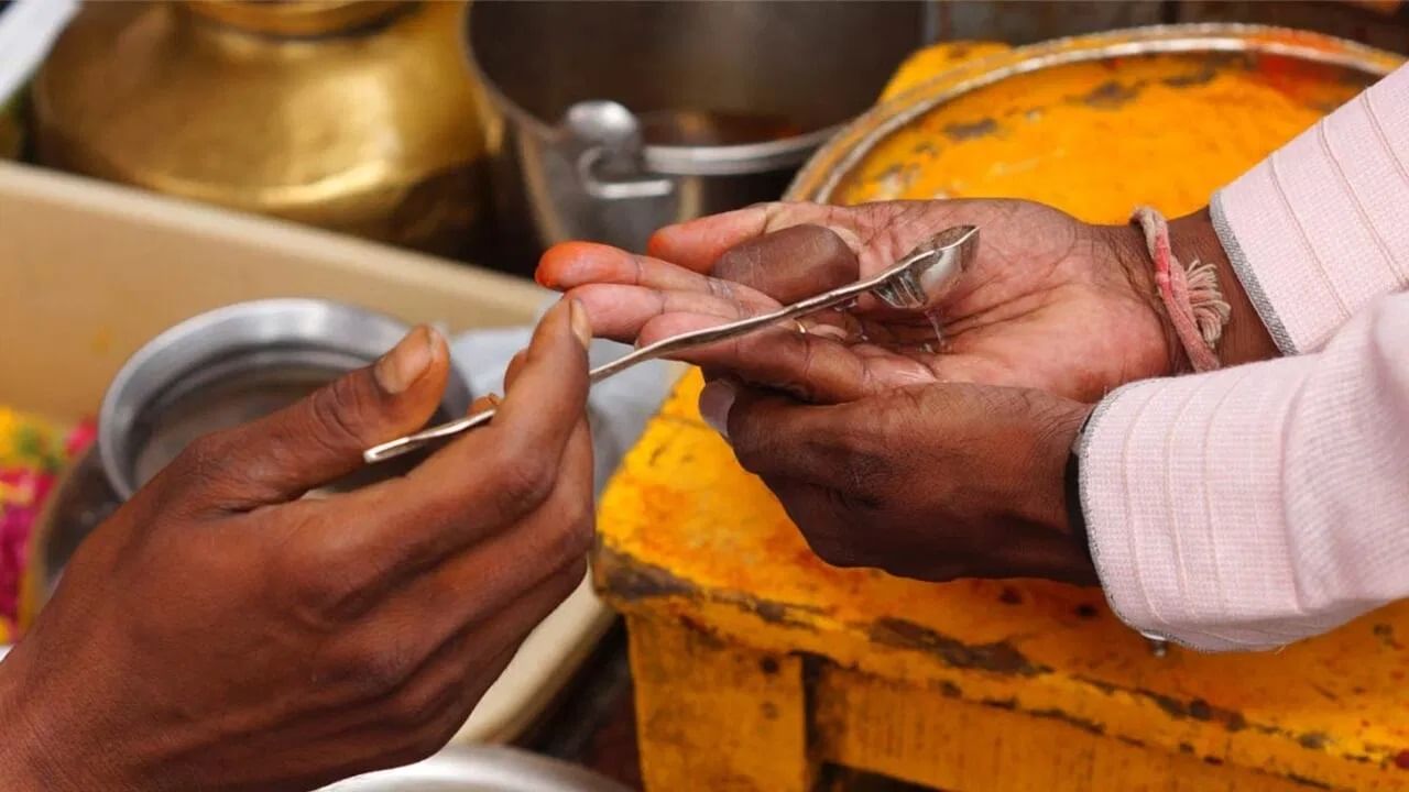 जेव्हा आपण देवाने दिलेला प्रसाद खातो तेव्हा ती कृती देखील पवित्र मानली जाते. म्हणून, प्रसाद देखील उजव्या हाताने घ्यावा. धार्मिक कार्यांसाठी डावा हात योग्य मानला जात नाही.