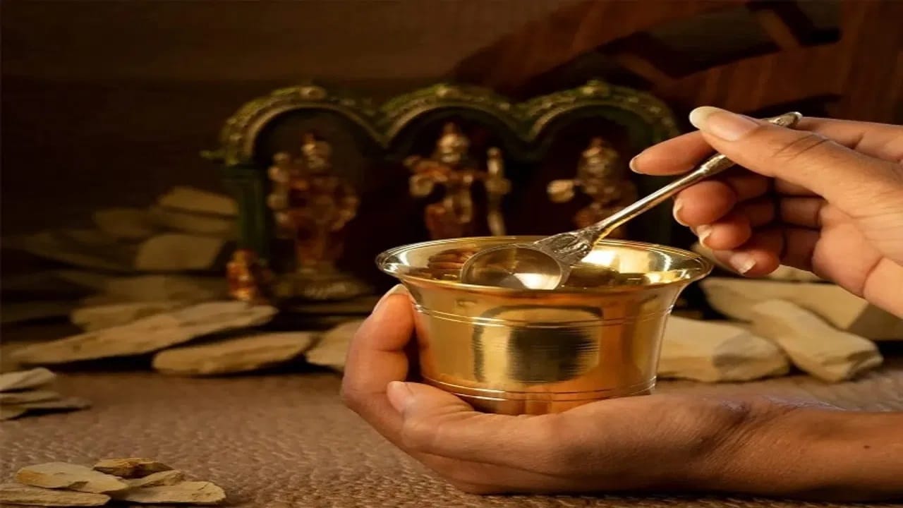 धार्मिक तज्ज्ञांचा असा विश्वास आहे की उजवा हात सूर्य आणि शुभ उर्जेचे प्रतीक आहे. त्याचप्रमाणे, डावा हात चंद्र आणि गूढ उर्जेशी संबंधित आहे. म्हणून, शुभ कार्यांसाठी उजव्या हाताचा वापर करणे उचित आहे.