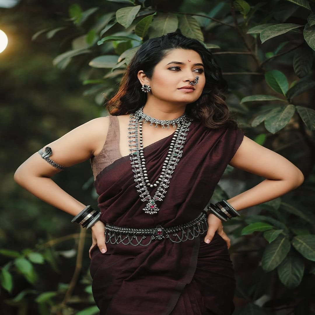 फोटो पोस्ट करत अभिनेत्रीने कॅप्शनमध्ये, 'मन अन् भोवताल दोन्ही चिंब पावसाळी, ण पावसाळा आपल्याला आवडतोच… त्यामुळे काही हरकत नाही...' लिहिलं आहे.  