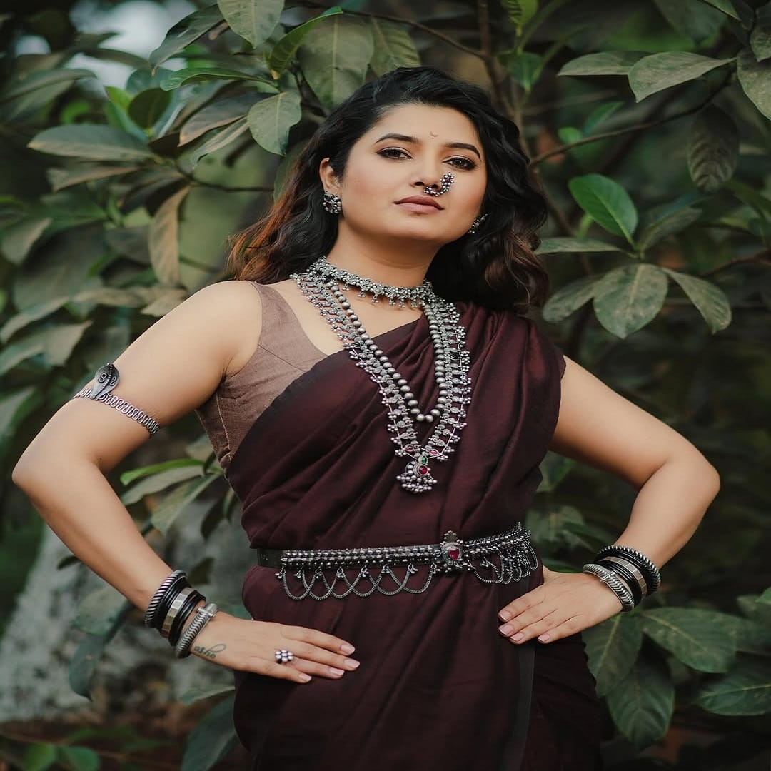 खास लूकमध्ये फोटो पोस्ट करत प्राजक्ताने लक्षवेधी कॅप्शन देखील दिलं आहे. सध्या सर्वत्र फक्त आणि फक्त प्राजक्ताच्या फोटोंची चर्चा रंगली आहे. 