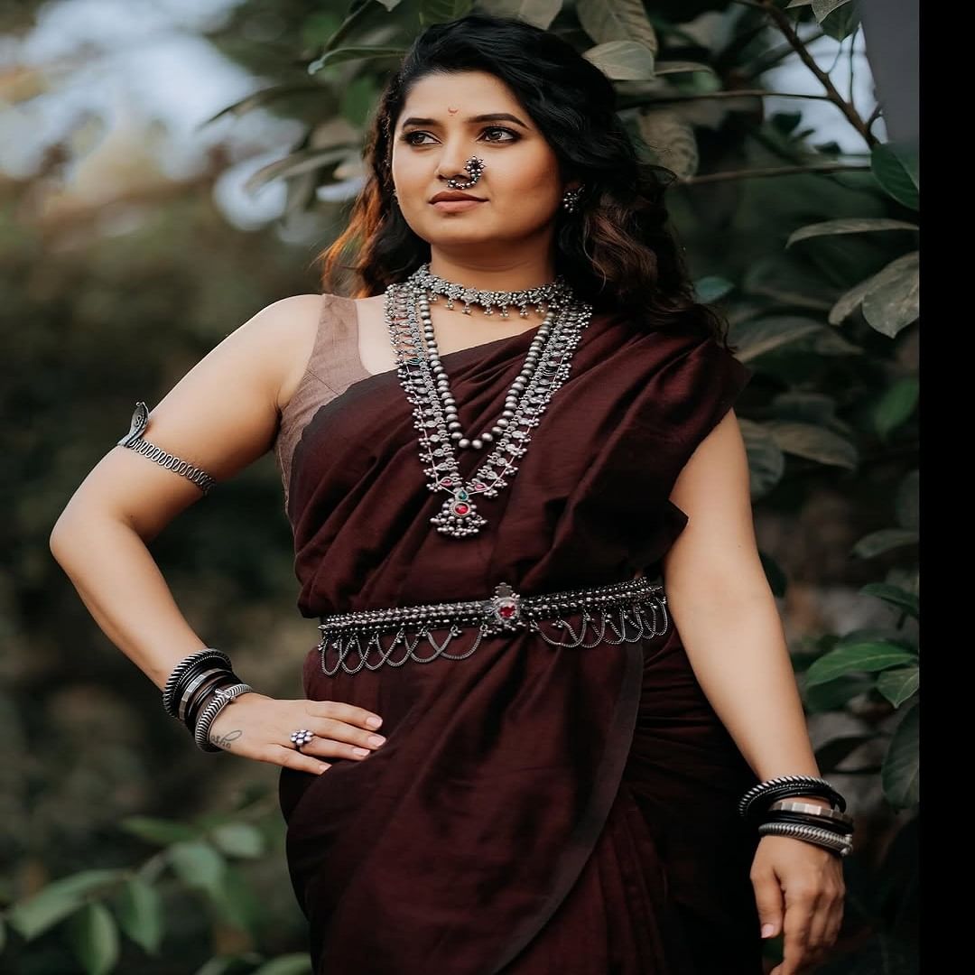 अनेक मालिका आणि सिनेमांमध्ये महत्त्वाची भूमिका साकारत आपल्या ग्लॅमरस अंदाजानं चाहत्यांना घायाळ करणारी अभिनेत्री प्राजक्ता माळी सध्या नवनवीन अंदाजात दिसतेय.