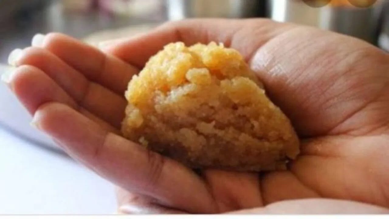 प्रसादच्या बाबतीतही हेच लागू होते. जेव्हा तुम्ही उजव्या हाताने प्रसाद स्वीकारता तेव्हा तुम्हाला देवाची ऊर्जा योग्य स्वरूपात प्राप्त होते.