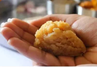 Prasad Niyam : डाव्या हाताने प्रसाद का देऊ नये? जाणून घ्या शास्त्रीय कारण.....