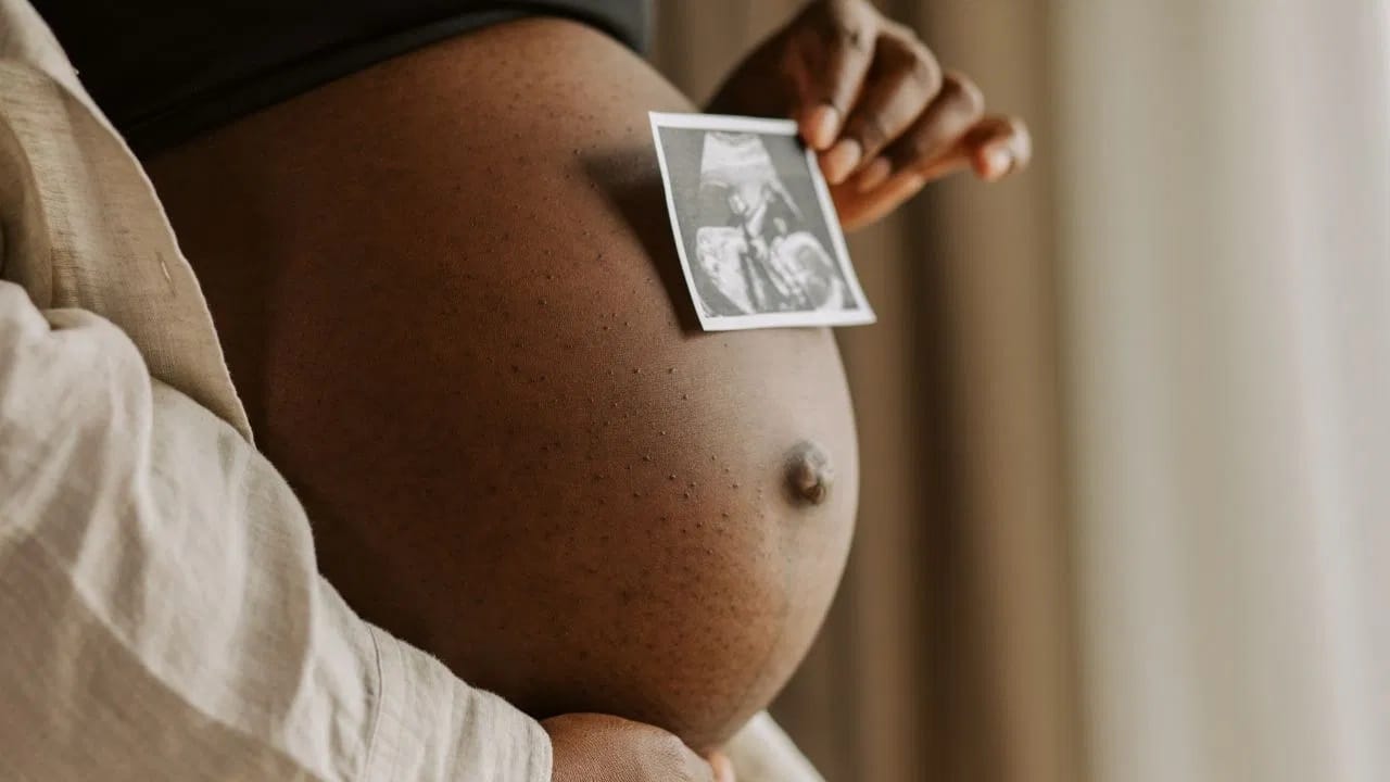 गर्भाशयात बाळ असताना घरातील आणि कार्यालयीन काम सांभाळणं फार कठीण असतं. अशा परिस्थितीत महिलांची जबाबदारी वाढते.या काळात डॉक्टरांनी दिलेल्या काही टिप्स नक्की विचारात घ्या