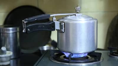 कुकरमध्ये चुकूनही शिजवू नका हे 5 पदार्थ, आरोग्यासाठी ठरेल घातक