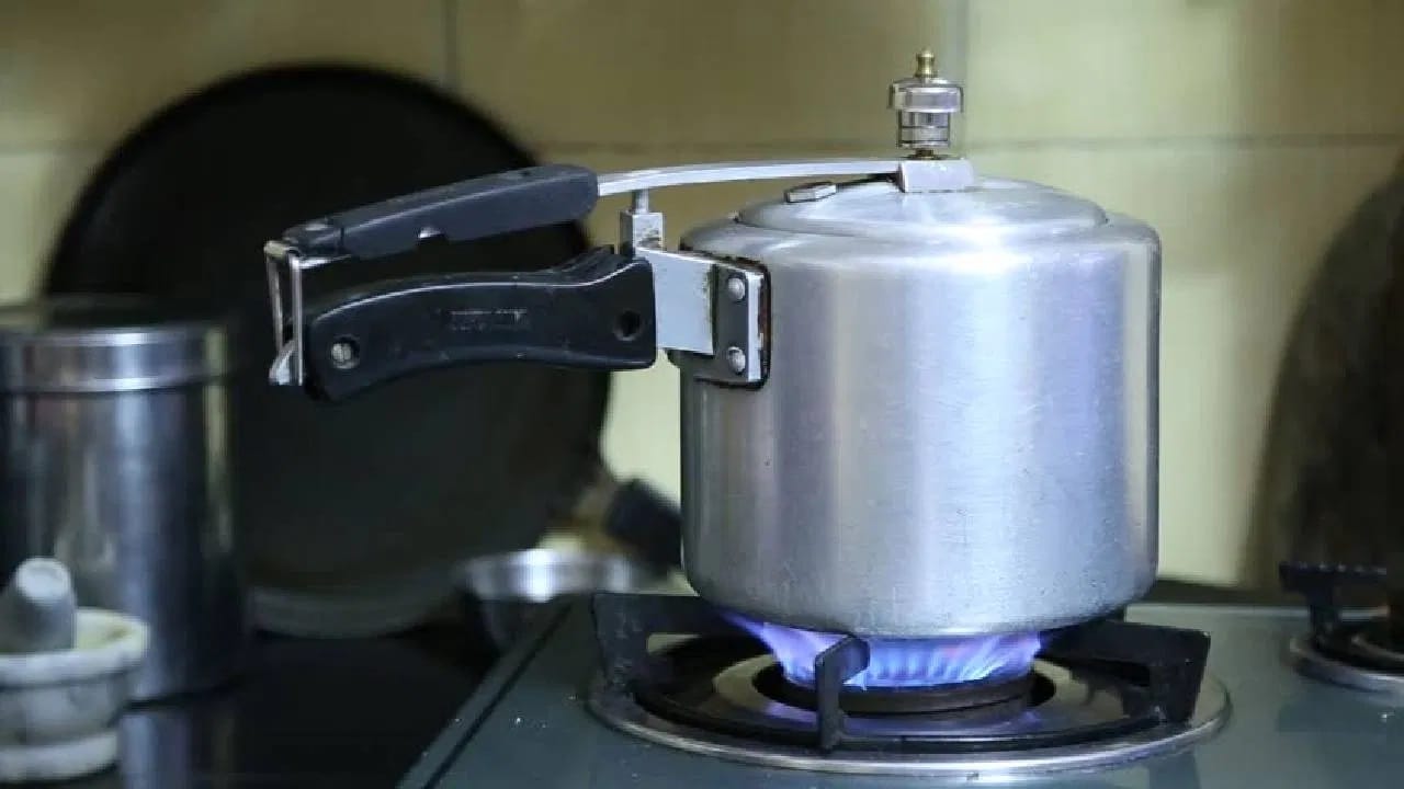 कुकरमध्ये चुकूनही शिजवू नका 'हे' 5 पदार्थ, आरोग्यासाठी ठरेल घातक कुकरमध्ये चुकूनही शिजवू नका 'हे' 5 पदार्थ, आरोग्यासाठी ठरेल घातक