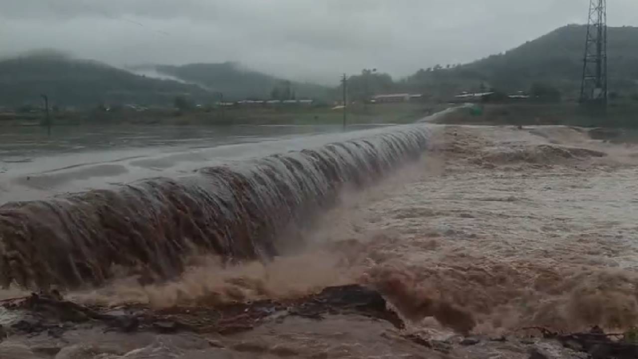 पुण्याच्या भिमाशंकर परिसरात अतिवृष्टीचा हाहाकार पाहायला मिळाला असून  डोंगरकड्यावरील ओढे नाले दुथडी भरुन वाहिल्याने भिमानदीला पहिल्याच पावसात पूर आला आहे  
