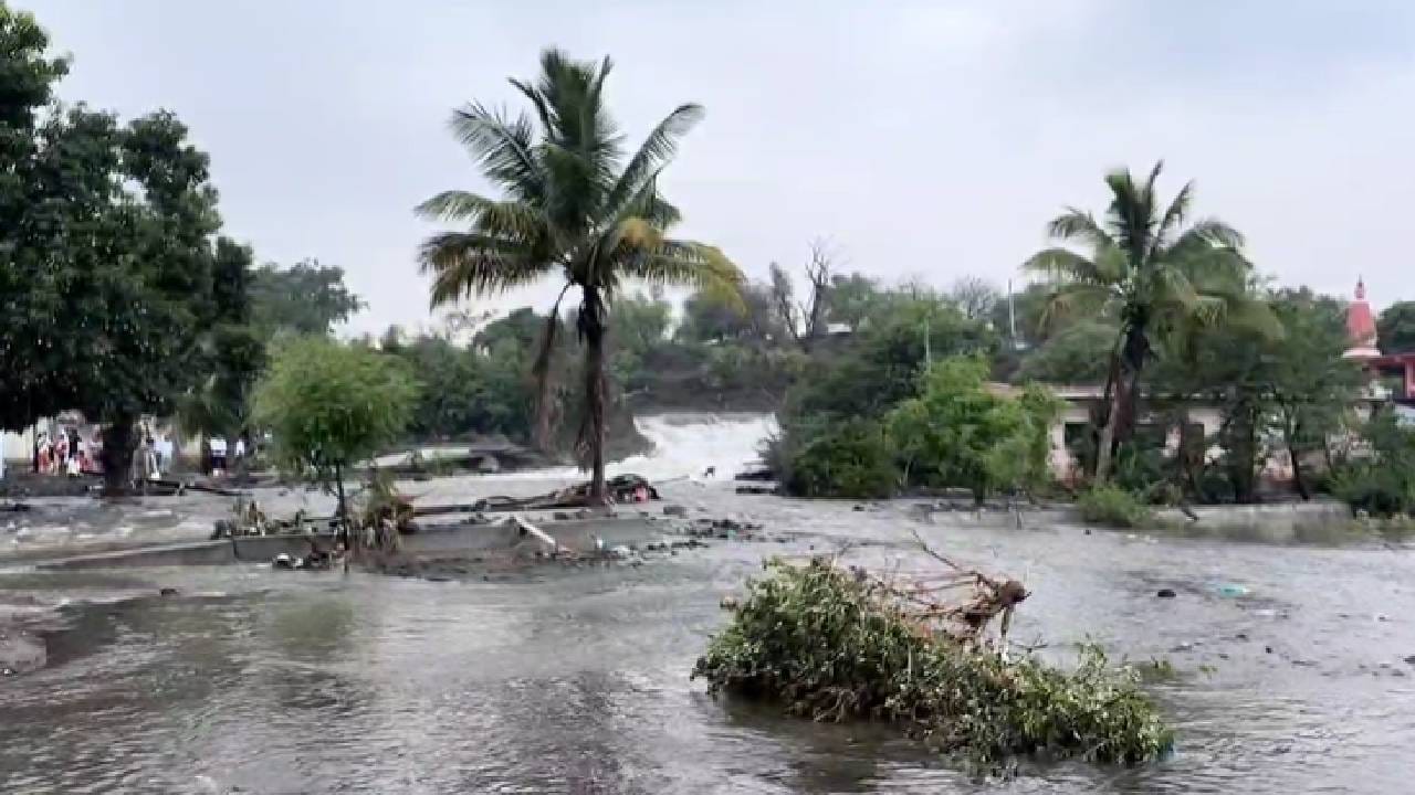 राज्यात अनेक भागांत मुसळधार पाऊस  सुरू असून विशेषतः मुंबई, पुणे, कोकण, पश्चिम महाराष्ट्रात पुढील काही तास पावसाचा जोर कायम राहणार असा अंदाज हवामान विभागाने वर्तवला आहे. प्रशासनाने सतर्कता ठेवून मदतकार्य करावं असे निर्देश उपमुख्यमंत्री एकनाथ शिंदे यांनी दिले आहेत. 
