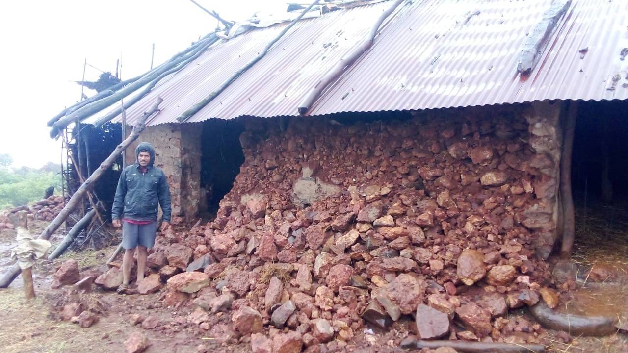 पावसामुळे अनेक घरांची पडझड झाल्याचं पहायला मिळत आहे. 