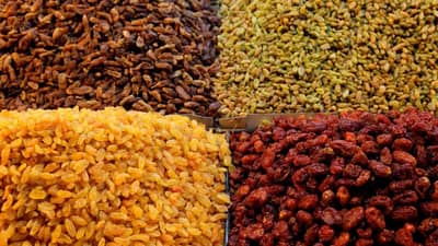 एक नाही तर चार प्रकारचे असतात मनुके, आरोग्यासाठी कोणते फायदेशीर ?