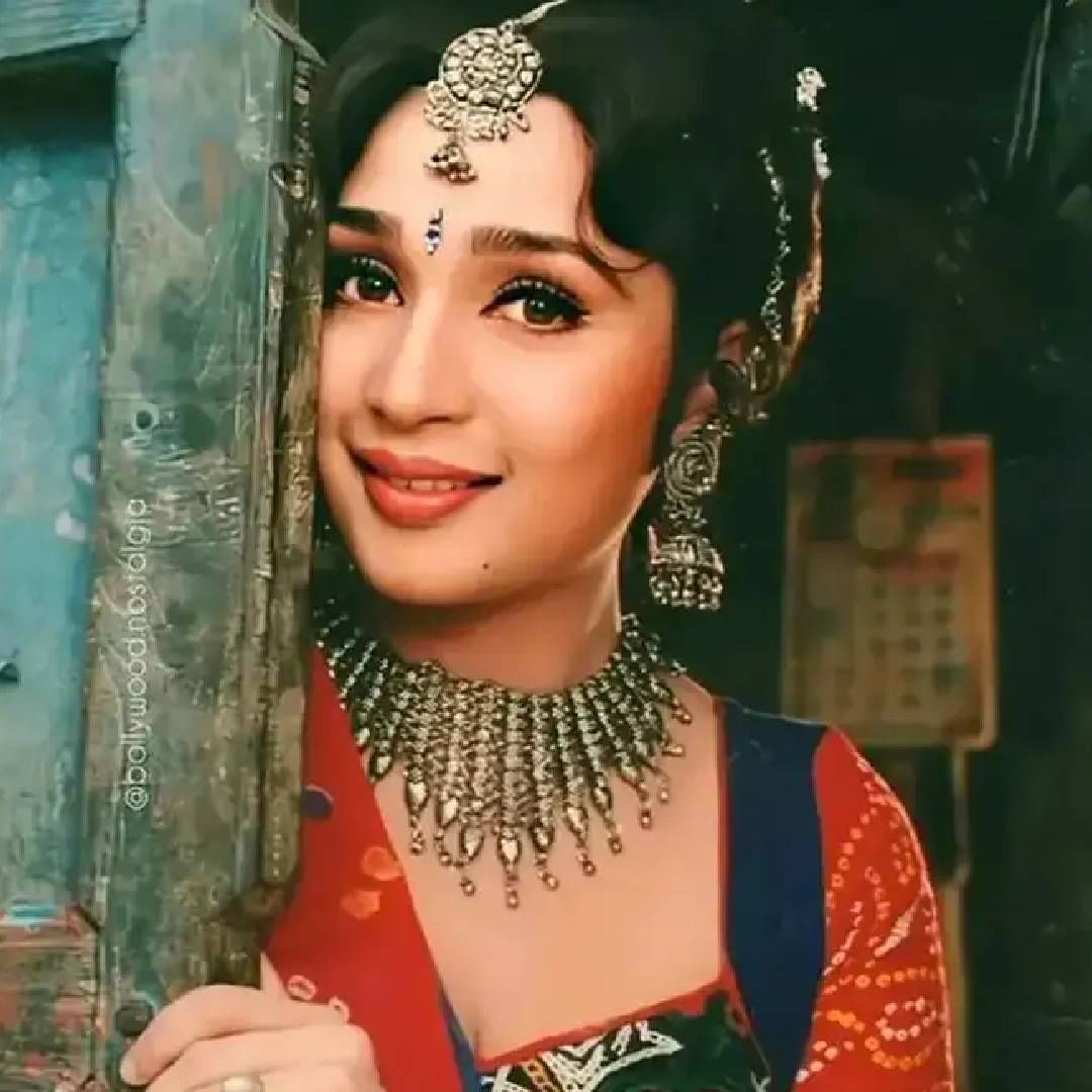 प्रतिभा सिन्हाने आईच्या पावलांवर पाऊल टाकत अभिनय क्षेत्रात करिअर करण्याचा निर्णय घेतला होता. 90 च्या दशकात तिने अभिनयक्षेत्रात पाऊल ठेवलं. 1992 मध्ये तिचा पहिला चित्रपट प्रेक्षकांच्या भेटीला आला, ज्यामध्ये सुजॉय मुखर्जी हिरो होते. परंतु 'राजा हिंदुस्तानी'मधील एका गाण्यामुळे तिला तुफान प्रसिद्धी मिळाली. 
