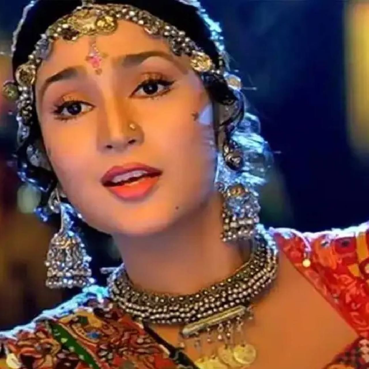 'राजा हिंदुस्तानी' या चित्रपटातील 'परदेसी परदेसी जाना नहीं' हे गाणं तुम्हाला आठवतंय का? या गाण्यात एक अभिनेत्री झळकली होती. एका गाण्यात झळकलेली ही अभिनेत्री त्यातील मुख्य अभिनेत्री करिश्मा कपूरवरही भारी पडली होती. या अभिनेत्रीचं नाव आहे प्रतिभा सिन्हा. ती दिग्गज अभिनेत्री माला सिन्हा यांची मुलगी आहे. हे गाणं इतकं गाजलं होतं, की त्यानंतर प्रतिभाला अनेक ऑफर्स मिळाल्या होत्या. परंतु तिने अचानकच इंडस्ट्री सोडली आणि सर्वांपासून दूर गेली. आता तब्बल 29 वर्षांनंतर ती एका साड्यांच्या प्रदर्शनात दिसली, तेव्हा तिला पाहून सर्वजण थक्क झाले होते. प्रतिभाला आता ओळखणंही कठीण आहे.  
