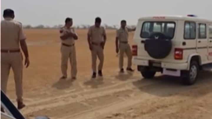 India Vs Pakistan War : जैसलमेरमध्ये ड्रोन हल्ल्याचा प्रयत्न, रामगडमध्येही सापडले बॉम्बचे तुकडे India Vs Pakistan War : जैसलमेरमध्ये ड्रोन हल्ल्याचा प्रयत्न, रामगडमध्येही सापडले बॉम्बचे तुकडे