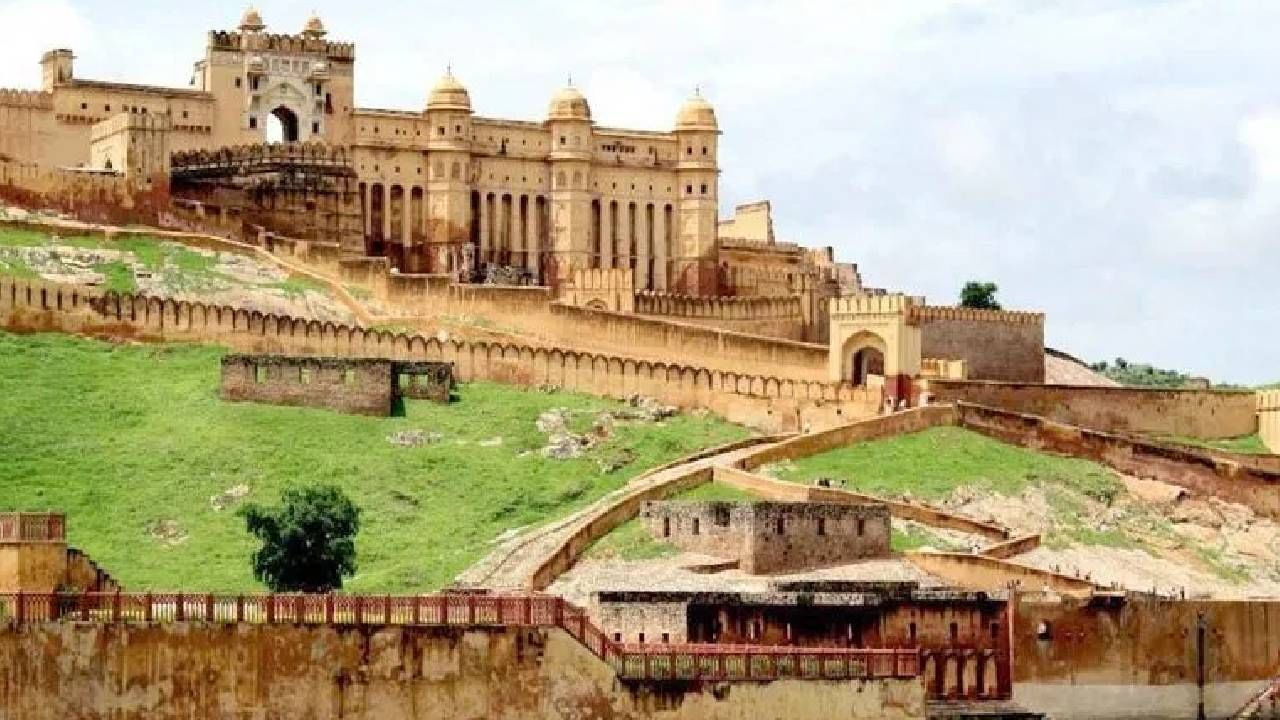 राजस्थानमधील जयगड किल्ल्यामध्येही खजाना असल्याचं बोललं जातं. पंतप्रधान इंदिरा गांधीय यांमनी या खजान्याला शोधण्याचा आदेश दिला होता, असे मानले जाते. मात्र अद्याप हा दावा सत्य आहे, असे सांगणारा एकही पुरावा अद्याप सापडलेला नाही. (टीप- या लेखातील सर्व माहिती ही प्राथमिक स्वरुपाची आहे. सविस्तर माहितीसाठी किंवा कोणताही प्रयोग करण्याआधी त्या-त्या क्षेत्रातील तज्ज्ञांशी संपर्क साधावा)