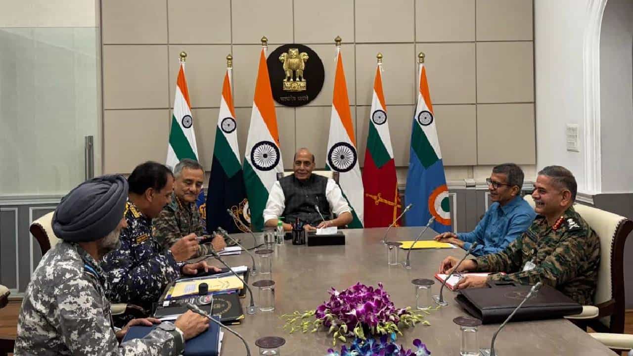 India-Pakistan War :  संरक्षण मंत्री राजनाथ सिंह यांची तिन्ही सैन्याच्या प्रमुखांसोबत बैठक, भारताची पुढची रणनिती ठरणार
