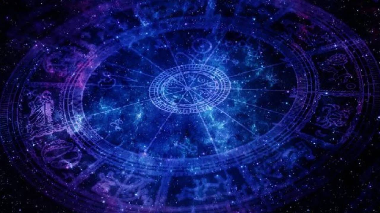 सूर्य येत्या 15 जून रोजी मिथून राशीत प्रवेश करणार आहे. मिथून राशीत अगोदरच गुरू ग्रह उपस्थित आहे. ज्योतिषशास्त्रानुसार सूर्य आणि गुरू ग्रहात एकत्र आल्यानंतर 15 जुलैपर्यंत गुरू ग्रहामुळे आदित्य राजयोग येणार आहे. याच कारणामुळे एकूण पाच राशींचं नशीब बदलणार आहे.