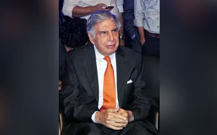 रतन टाटा - दिवंगत उद्योजक रतन नवल टाटा यांचा जन्म २८ डिसेंबर १९३७ रोजी  मुंबईत झाला. त्यांनी कॅम्पियन स्कूल, द कॅथेड्रल अँड जॉन कॉनन स्कूल, बिशप कॉटन स्कूल आणि रिव्हरडेल कंट्री स्कूल यासारख्या अनेक शाळांमध्ये शिक्षण घेतले.पदव्युत्तर शिक्षणासाठी त्यांनी कॉर्नेल युनिव्हर्सिटी कॉलेज ऑफ आर्किटेक्चरमध्ये प्रवेश घेतला आणि नंतर हार्वर्ड बिझनेस स्कूलमधून अॅडव्हान्स्ड मॅनेजमेंट प्रोग्राम पूर्ण केला. रतन नवल टाटा हे दानशूर  भारतीय उद्योगपती होते. टाटा सन्सचे माजी अध्यक्ष म्हणून त्यांनी देशविदेशात टाटा उद्योग पोहचविला.