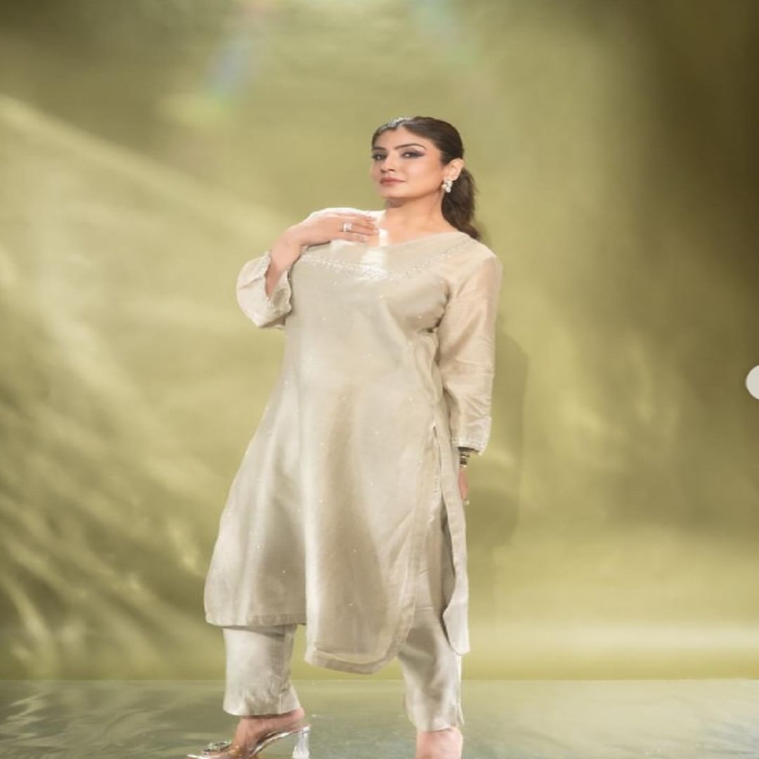 अभिनेत्री रवीना टंडन कायम कोणत्या न कोणत्या कारणामुळे चर्चेत असते. सध्या अभिनेत्रीचे काही फोटो सोशल मीडियावर तुफान व्हायरल होत आहेत.