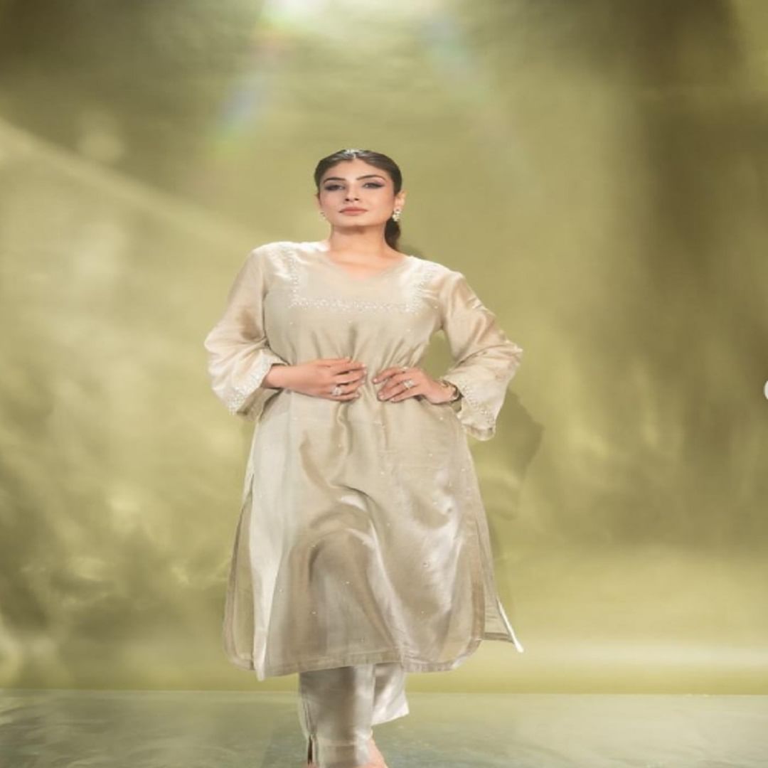 वयाच्या 49 व्या वर्षी देखील अभिनेत्रीचं सौंदर्य कमी झालेलं नाही. कोणत्याही लूकमध्ये अभिनेत्री प्रचंड सुंदर आणि ग्लॅमरस दिसते.