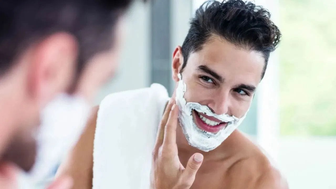 आता बाजारात अनेक प्रकारचे रेझर मिळतात. दाढी करण्यापूर्वी रेझर स्वच्छ असावा, हे पाहून घेणे गरजेचे आहे. खराब किंवा जुन्या रेझरमुळे संसर्ग होण्याचा धोका आहे. रेझर स्वच्छ केल्यानंतरच त्याचा वापरा करा.