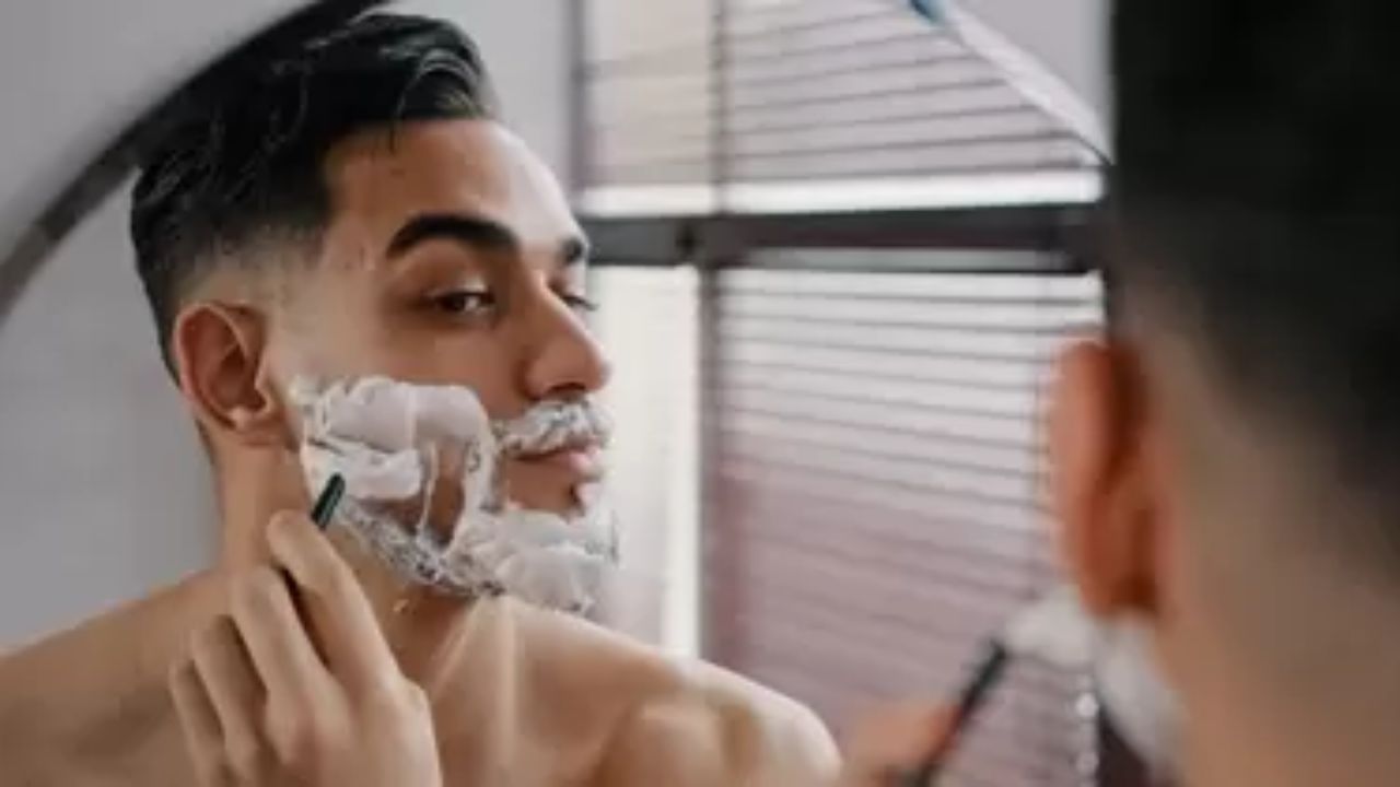 अमेरिकन अकादमी ऑफ डर्मेटोलॉजीकडून याबाबत माहिती दिली आहे. त्यानुसार, दर पाच ते सात वेळा शेव्ह केल्यावर रेझर बदलणे आवश्यक आहे. तसेच वेगळे ब्लेडचा वापर करुन दाढी करत असाल तर प्रत्येक दाढीनंत ब्लेड बदलावा. 