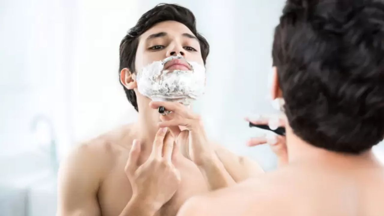 रेझर न बदल्यास बॅक्टेरिया पसरण्याची शक्यता निर्माण होते. तसेच रेझरवर कचरा किंवा धूळ आली असेल तर तो बदलणे योग्य आहे. तसेच रेझरचा प्रकारानुसार त्यात बदल करण्यात येतो. डिस्पोजेबल, कार्ट्रिज किंवा सुरक्षा रेझर असे तीन प्रकार आहे.