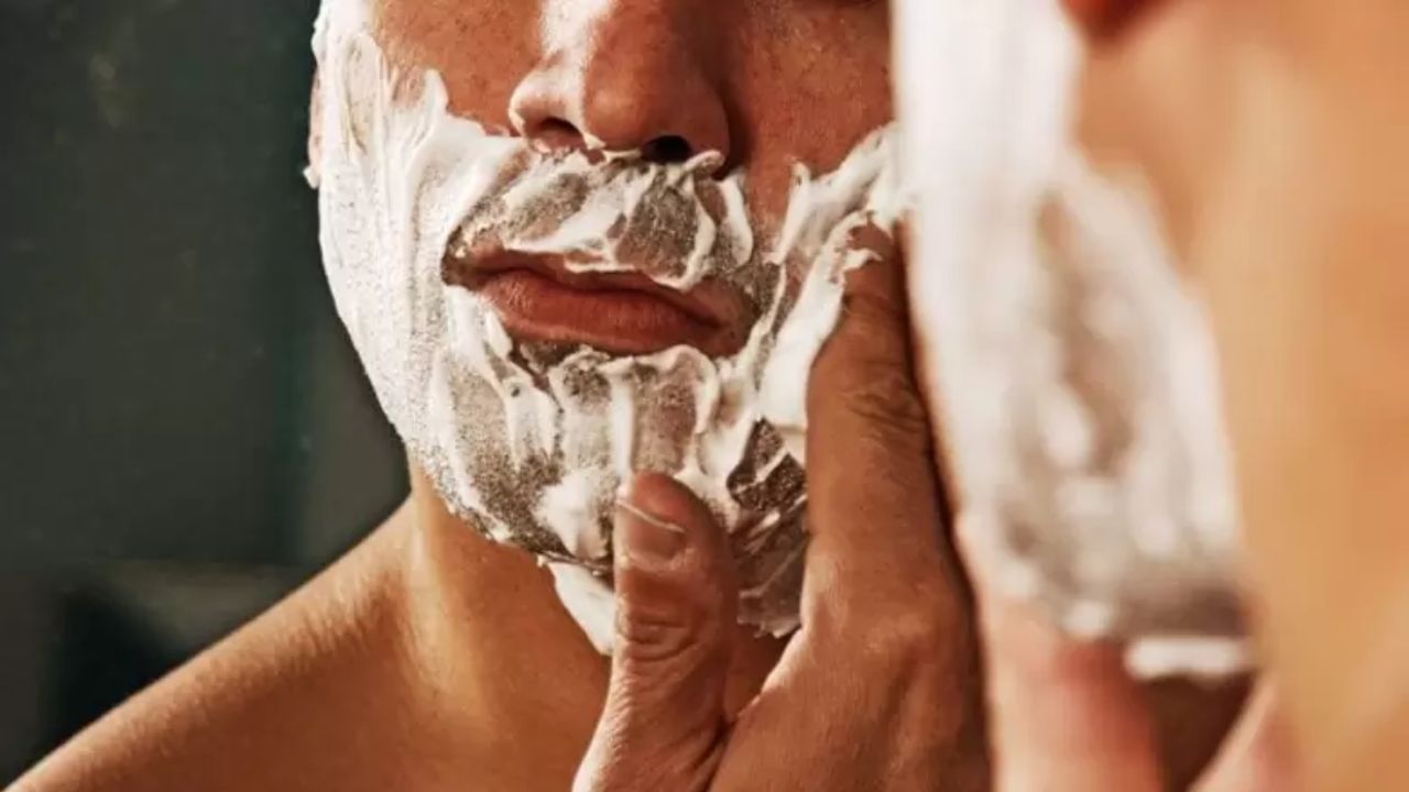 कार्ट्रिज रेझर पाच ते सात वेळा दाढी केल्यावर बदलावा. डिस्पोजेबल रेझर दोन-तीन वापरानंतर बदल करावा. तसेच सुरक्षित रेझर तीन ते पाच वेळा दाढी केल्यावर फेकून द्यावा. तसेच तुमची त्वचा, केसांची पोत यावरुन ब्लेड बदलण्याबाबत निर्णय घ्यावा.