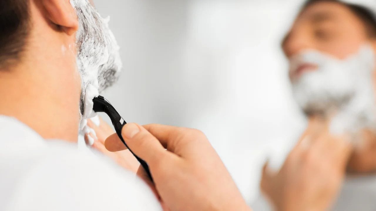 दाढी करताना जळजळ होत असेल, केस नीट कापले जात नसतील किंवा रेझरवर गंज आला असेल तर त्यात बदल करणे गरजेचे असल्याचे लक्षात घ्यावा. योग्य वेळी रेझरमध्ये बदल केला नाही तर ते तुमच्या आरोग्यालाही हानी पोहोचवू शकते.