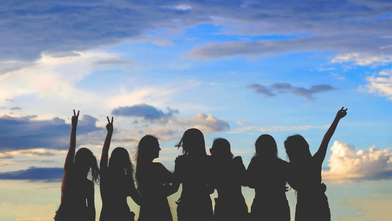 योग्य आकाराची ब्रा घाला. खूप घट्ट किंवा खूप सैल असलेली ब्रा घालणे टाळा. जर एखादी महिला बाळाला स्तनपान देत असेल तर कापसाची ब्रा घाला, स्वच्छता राखणे खूप महत्वाचे आहे.