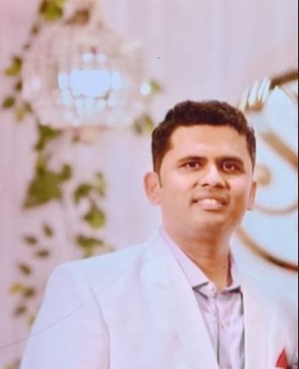 पोलिसांनी दिलेल्या माहितीनुसार वैभव मोहोड, (वय 30) असं बेपत्ता झालेल्या तरुणाचं नाव आहे. वैभव हा काँग्रेसचे नेते आणि जिल्हा मध्यवर्ती सहकारी बँकेचे संचालक हरिभाऊ मोहोड यांचा मुलगा आहे.