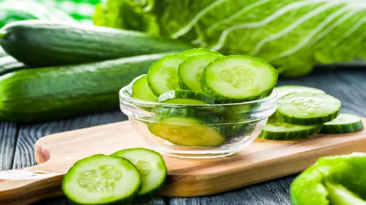 काकडी सोलून खाणे योग्य आहे की नाही, जाणून घ्या तज्ज्ञांचे मत