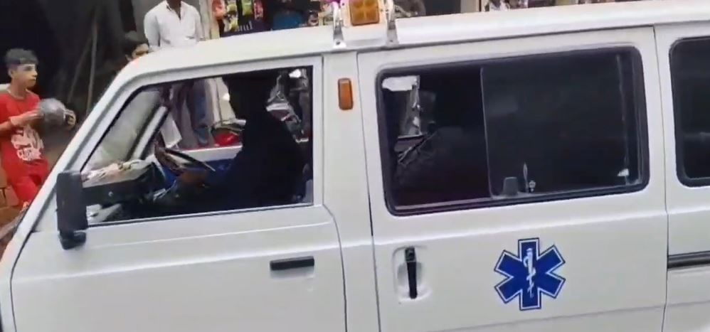 पवन हा उल्हासनगरच्या सोनार गल्ली परिसरातील एका दुकानात कामाला होता. बुधवारी रात्री पवन याने पत्नी नेहा आणि मुलगी रोशनी यांची हत्या केली. त्यानंतर स्वतः देखील आत्महत्या केली. 