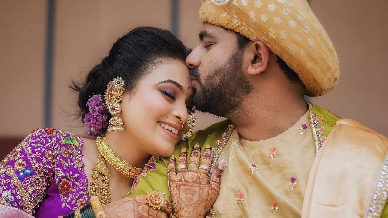 वैष्णवीच्या मृत्यूनंतर तिच्या वडिलांनी पोलिसांत तक्रार केली आहे. या तक्रारीत वैष्णवीचा पती शशांकने तिला धमकावल्याचा आरोप करण्यात आला आहे.