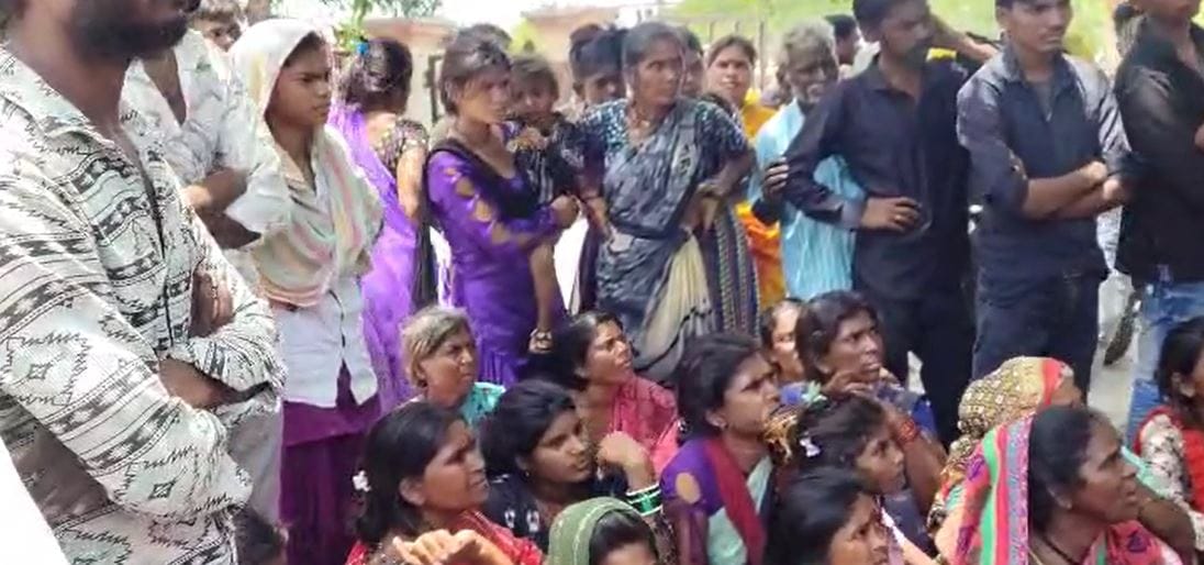 तर दुसरीकडे  नातेवाइकांनी या मुलीचा बलात्कार करून हत्या झाल्याचं संशय व्यक्त केला आहे. जोपर्यंत सर्व आरोपी अटक होत नाही तो पर्यत मुलीचा मृतदेह ताब्यात घेणार नसल्याचं नातेवाईकांनी सांगितले आहे. 