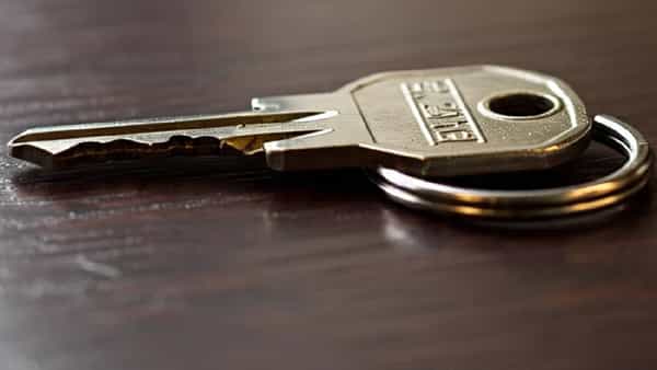 अनेकजण घर बांधताना वास्तूशास्त्राचे नियम पाळतात. घरात किचन कुठे असावे, बेडरुम कुठे असावी याचा वास्तूशास्त्रीय अभ्यास करूनच काही लोक घर बांधतात. (फोटो सौजन्य- मेटा एआय)