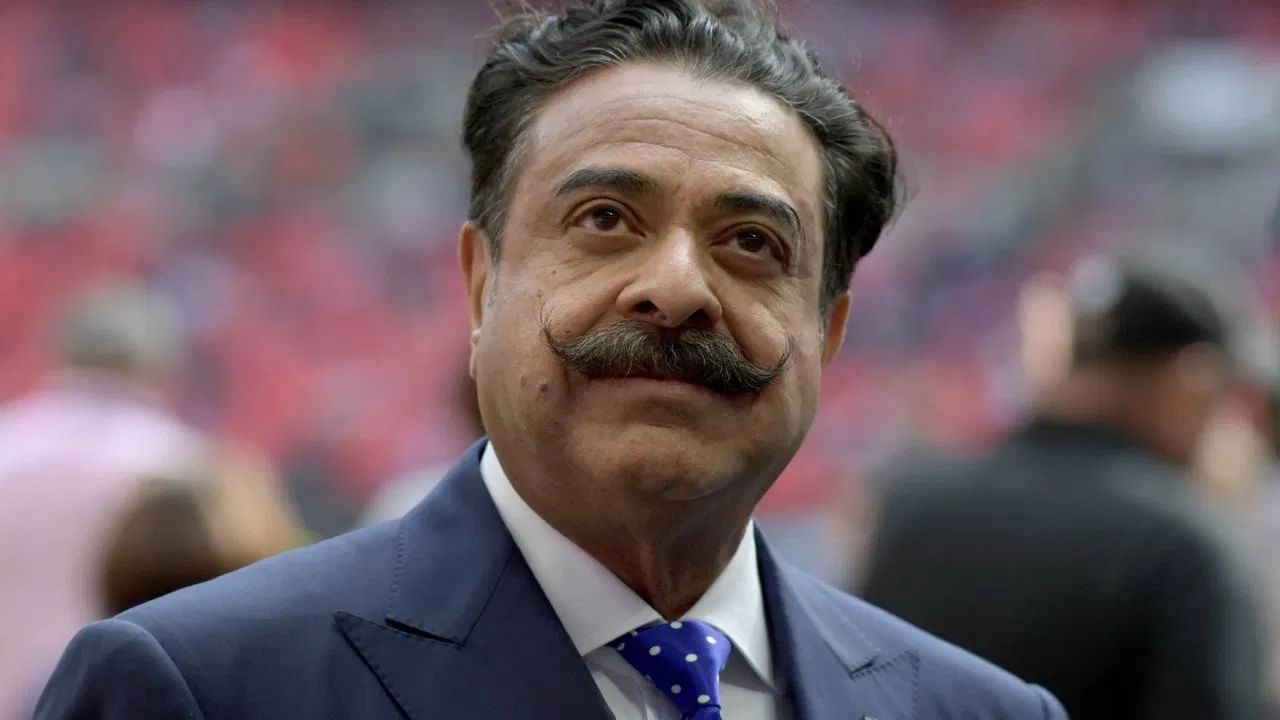 शाहिद खान हा पाकिस्तानमधील सर्वात श्रीमंत व्यक्ती आहे. पण तो पाकिस्तानात राहत नाही, तो अमेरिकेत राहतो. तो एक व्यावसायिक आहे आणि ऑटो पुरवठादार कंपनी फ्लेक्स एन गेटचा मालक देखील आहे. यासोबतच तो अमेरिकन फुटबॉल संघ जॅक्सनव्हिल जग्वार्सचा मालकही आहे. त्यांची संपत्ती 13.7 अब्ज डॉलर्स आहे.