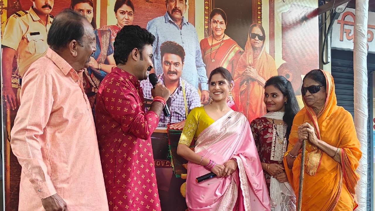 या कार्यक्रमात 'देवमाणूस – मधला अध्याय' या मालिकेचे दिग्दर्शक राजू सावंत यांच्यासोबत निर्माते संजय खांबे आणि श्वेता शिंदे हे देखील उपस्थित होते. 'श्वेता शिंदेनं परिधान केलेल्या ब्लाऊजवर मागे 'देवमाणूस' हे नाव खास शिवलेलं होतं.
