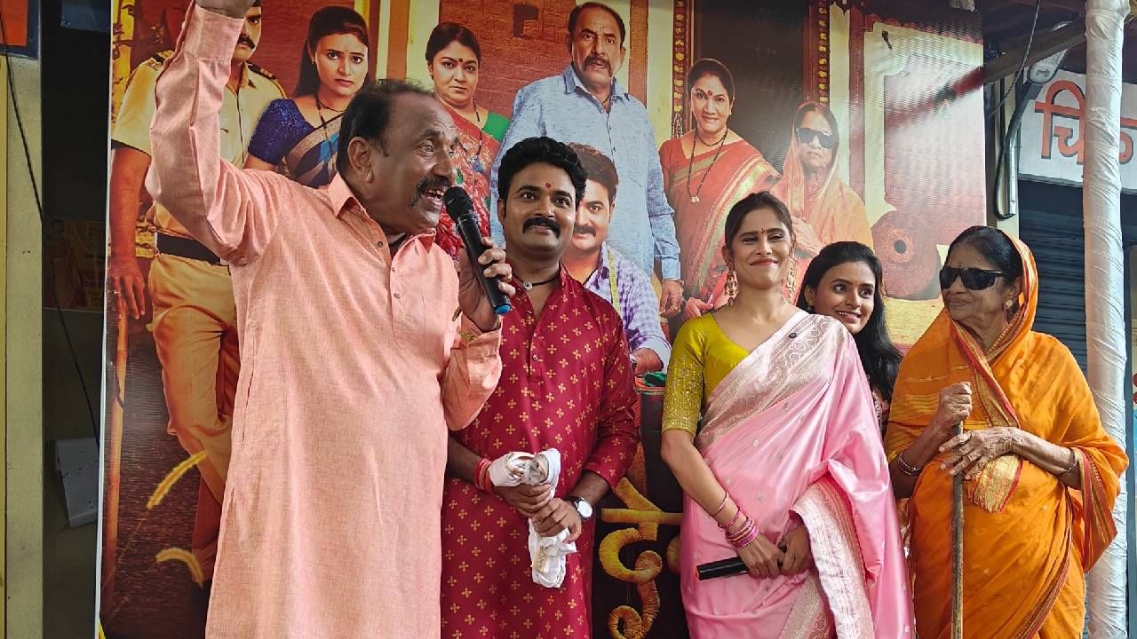 हिम्मतरावांनी सईचं कौतुक करत सांगितल की, “महिलांबद्दल माझ्या मनात खूप आदर आहे, म्हणूनच मी माझा मुलगा गोपाळला स्वतःचं टेलरिंग शॉप सुरू करायला मदत केली.” 
