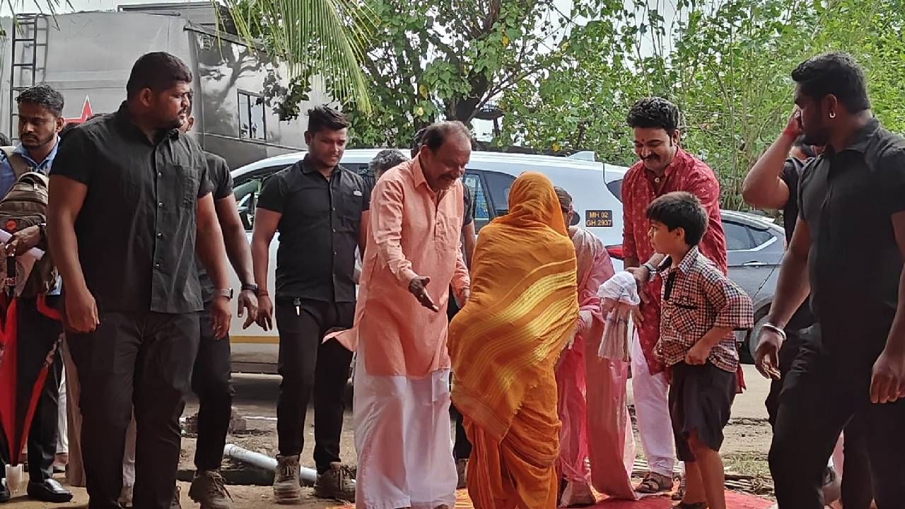 संपूर्ण गावात उत्साहाचं वातावरण होतं. कारण खास सई ताम्हणकर हिंमतराव टेलरिंग शॉपचं उद्घाटन करायला आली होती. 

