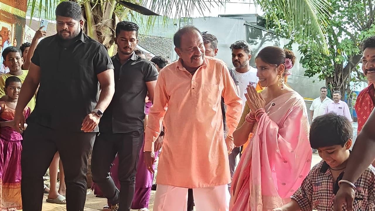 साताऱ्यात ‘देवमाणूस – मधला अध्याय’ या झी मराठी वाहिनीवरील नव्या मालिकेच्या लाँच कार्यक्रमासाठी महाराष्ट्राची लाडकी अभिनेत्री सई ताम्हणकरने खास हजेरी लावली होती. 
