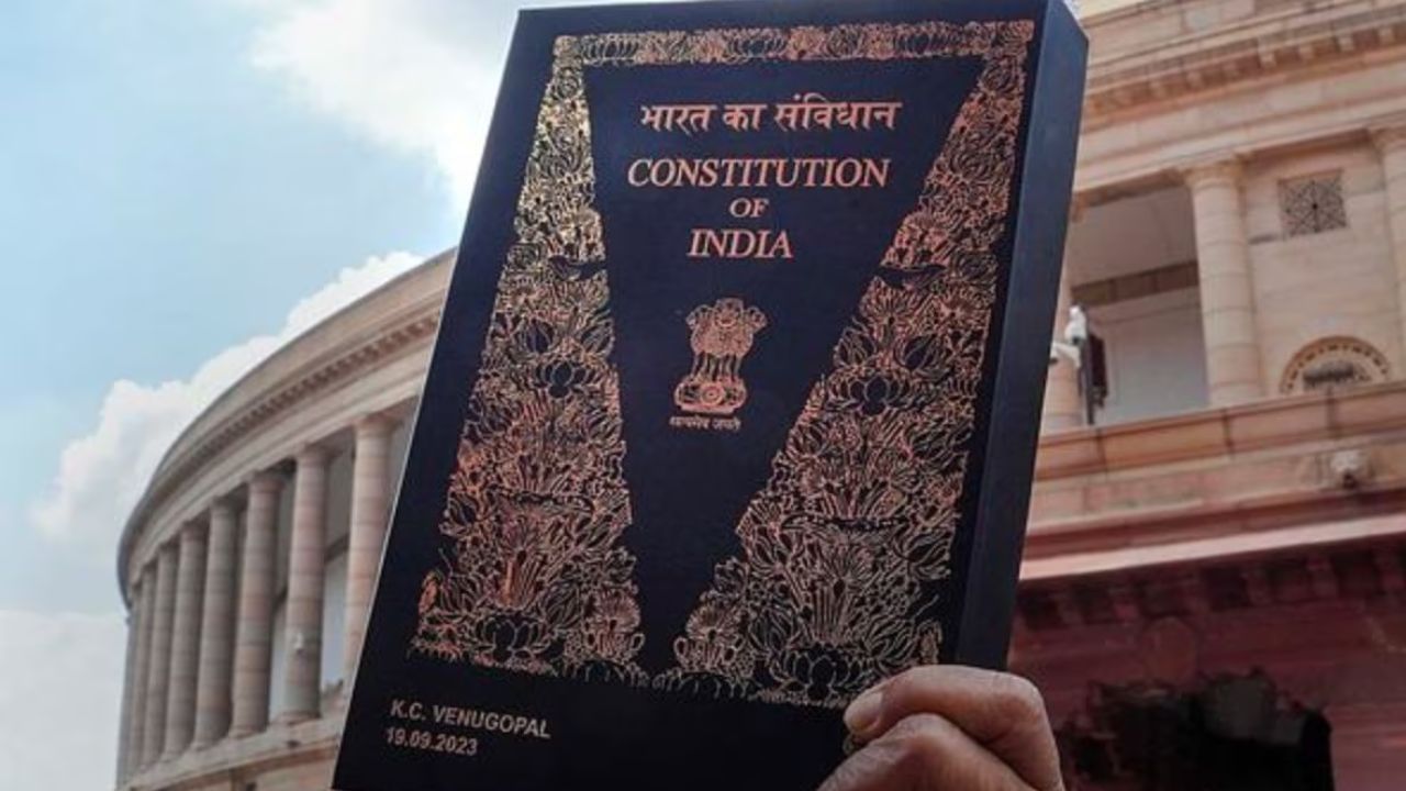 सरकारला परिस्थिती नियंत्रणाबाहेर गेली आहे, असे वाटत असेल तर सर्वांनी मिळून निर्णय घेतला जातो. राष्ट्रपतींना एक शिफारस पत्र पाठवले जाते. त्यानंतर राष्ट्रपती घटनेच्या कलम 352 नुसार आणीबाणी जाहीर करतात. ही आणीबाणी देशातील निवडक भागांतही लागू शकते.
