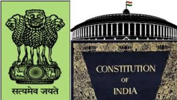भारतीय राज्यघटनेत युद्ध सुरु झाल्याची घोषणा करण्याबाबत काही प्रक्रिया दिलेली नाही. परंतु ही राष्ट्रीय आपत्ती म्हटले आहे. घटनेच्या कलम 352 मध्ये राष्ट्रीय आणीबाणी जाहीर करण्याची तरतूद आहे. युद्ध सुरु करण्याची घोषणा करण्याचा अधिकार देशाच्या राष्ट्रपतींकडे आहे.