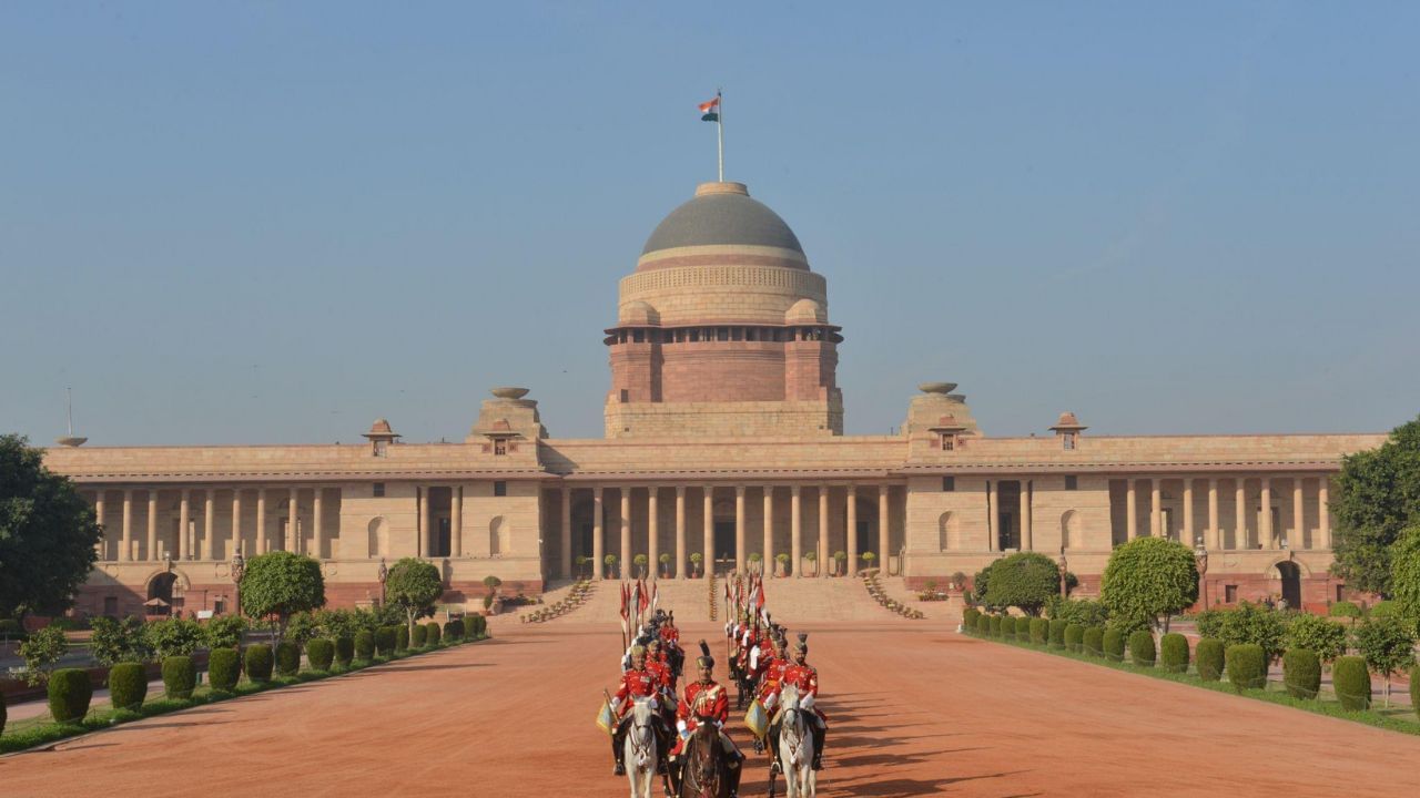 राष्ट्रपती हे सैन्याचे सर्वोच्च कमांडर असतात. म्हणजेच त्यांच्याकडे हा अधिकार असतो. पण ते स्वतःहून निर्णय घेऊ शकत नाहीत. त्यांना भारत सरकारचा सल्ला घ्यावा लागतो. जर कधी युद्धाची औपचारिक घोषणा झाली तर ती पंतप्रधान आणि मंत्रिमंडळाच्या सल्ल्याने केली जाते.