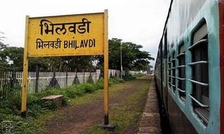 जमिनीच्या मोबदल्यासाठी शेतकरी आक्रमक, भर पावसात रेल्वे रुळांवर ठिय्या..