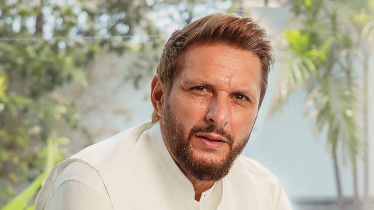 Shahid Afridi :  संतापजनक, 'भारतीय सैन्याला नालायक म्हणणाऱ्या' शाहिद आफ्रिदीचा भारतीयांकडून सन्मान, VIDEO