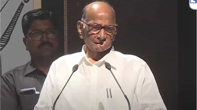 मला आश्चर्य वाटतं की... फडणवीसांच्या बालसाहित्य टीकेवरून शरद पवारांची टोलेबाजी!