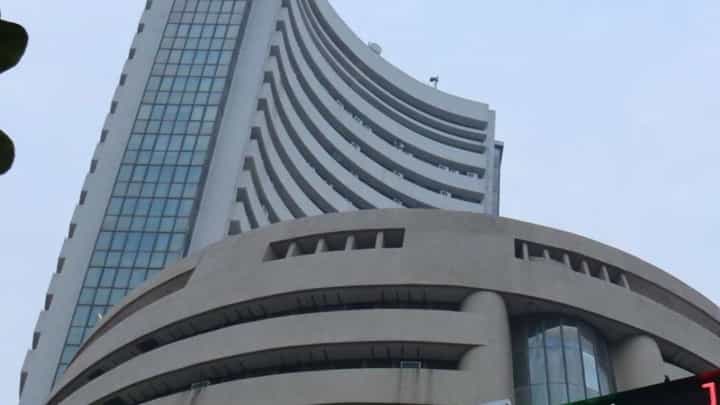 Share Market : शस्त्रबंदी होताच शेअर बाजारात उसळी; सेन्सेक्स 2200 अंकांनी वधारला Share Market : शस्त्रबंदी होताच शेअर बाजारात उसळी; सेन्सेक्स 2200 अंकांनी वधारला