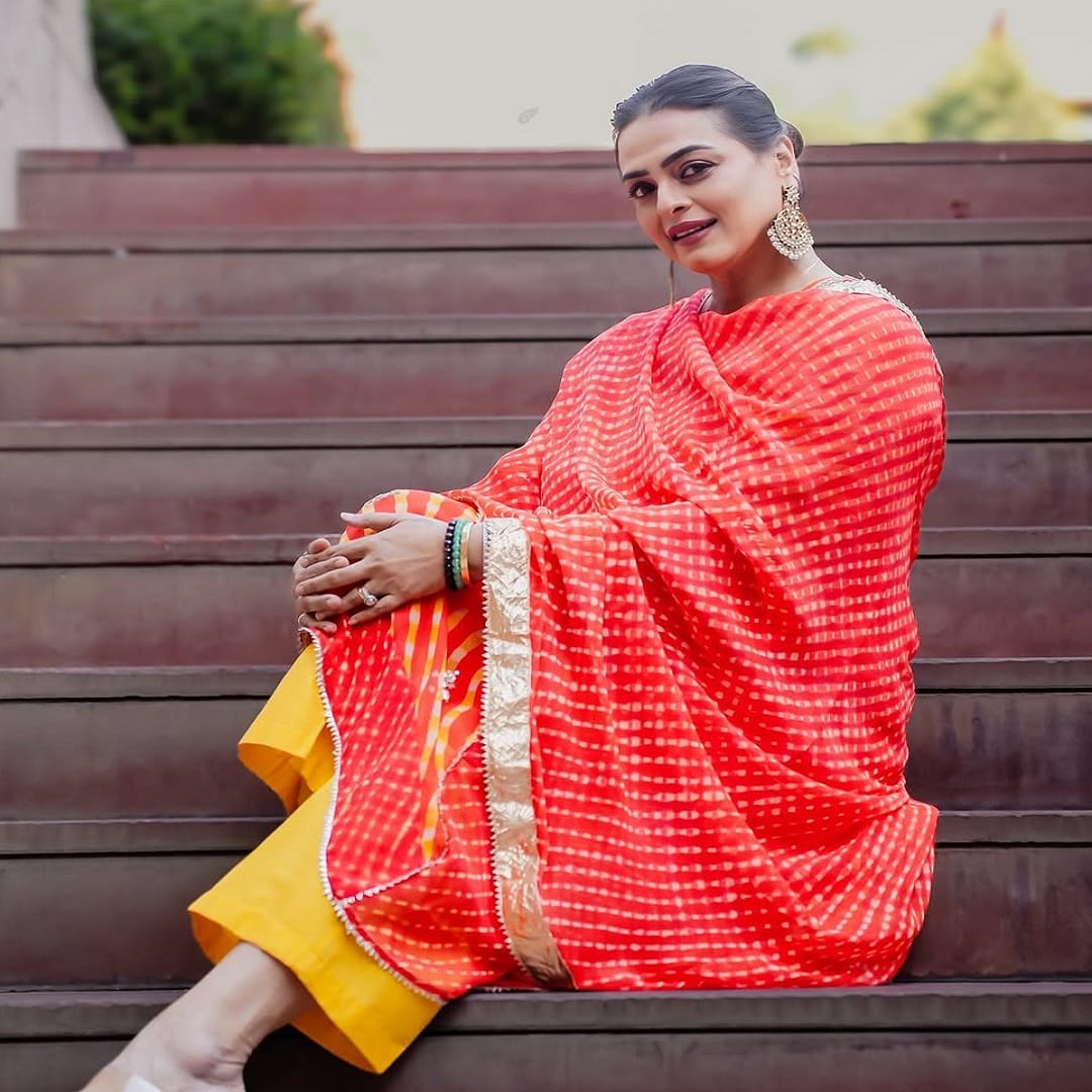 कोरोनाची लागण झाल्याच कळताच अभिनेत्रीने सोशल मीडियावर एक पोस्ट शेअर केली आहे. शिवाय अभिनेत्री मास्क घालण्याचा देखील सल्ला दिला आहे. 