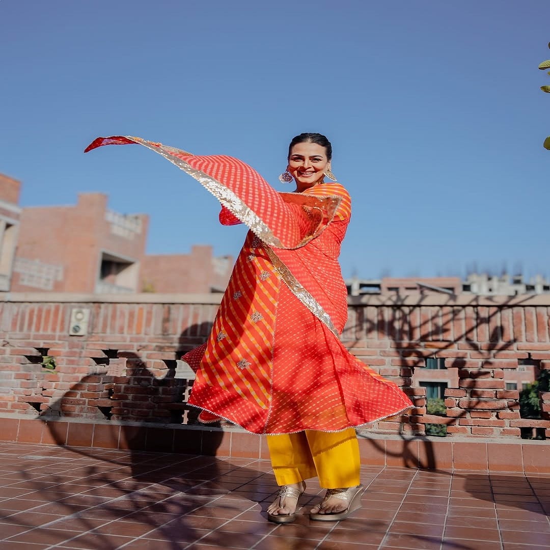  शिल्पा कायम सोशल मीडियवर सक्रिय असते सोशल मीडियावर तिच्या चाहत्यांची संख्या देखील फार मोठी आहे. चाहत्यांच्या संपर्कात राहण्यासाठी अभिनेत्री कायम स्वतःचे फोटो आणि व्हिडीओ सोशल मीडियावर पोस्ट करत असते. 